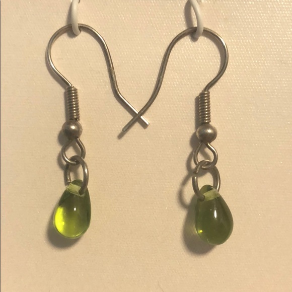 Silver drop earrings with green bead - Picture 1 of 4